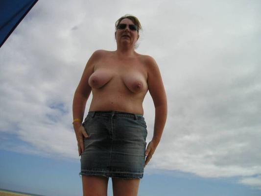 Bonita esposa gordita caliente con grandes tetas al aire libre
