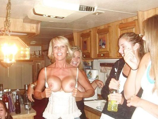 Milf piscando a buceta na festa