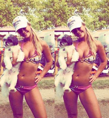 Sarka Kantorova Stripperin entfesselt die winzigen Bikinis der Welpen