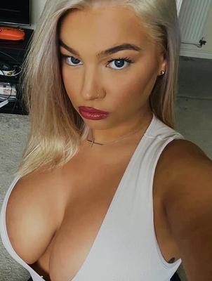 Chav ふしだらな女 ジェシカは彼女のおっぱいと剃った使用済みマンコを見せます