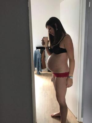 Sexy schwangere MILF mit BH und Slip