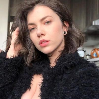 Milenci - magnifique fille tatouée
