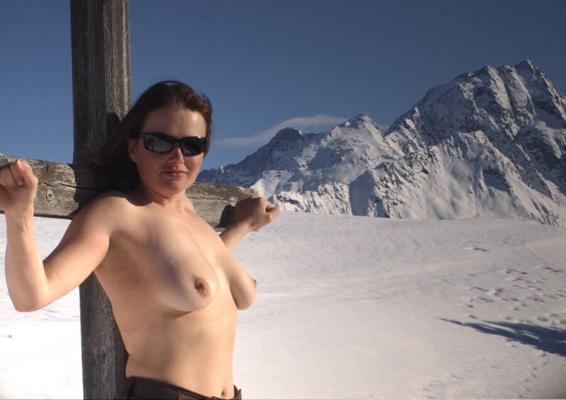 SEXY_SHELLY, brilhando na neve em uma cruz de madeira