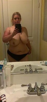 Olhe para esta MILF peituda