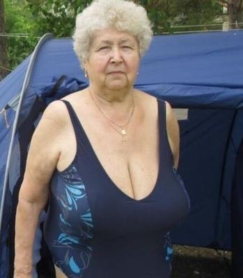 OH OMA, zeig uns dein Dekolleté.