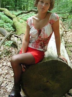 Agnès se promène dans les bois, enfin, les seins dehors !