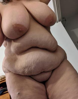 AMATEUR SEXY SSBBW AVEC D'ÉNORMES SEINS FLASSÉS (CHAUD)