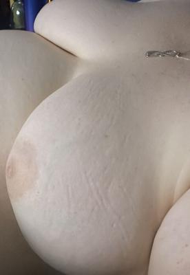 Gros plan sur les seins et les tétons de sa femme