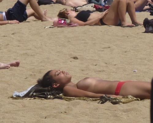 Fotos de voyeur em topless e biquíni na praia