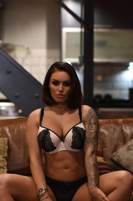 Gemma Massey - tira a nudez no sofá