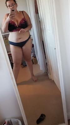 Sexy Chubby GF adore montrer ses gros seins