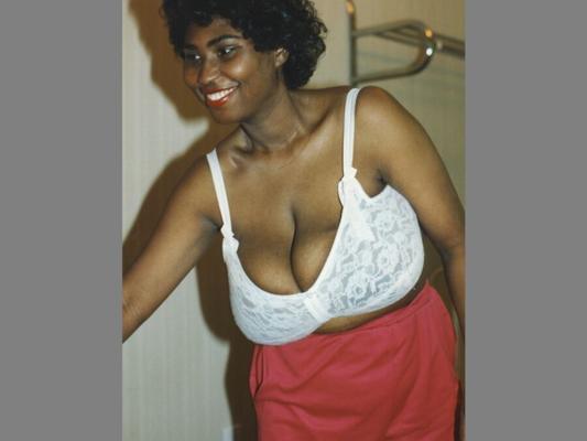 Cindy Peituda Garota Negra de Blusa e Calça Vermelha