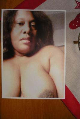 Homenagem para mulher negra e seus peitos