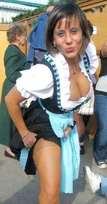 Fesche Madln im Dirndl zum Hundertzweit`n