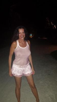 Sexy apresentadora vendedora de joias da Itália