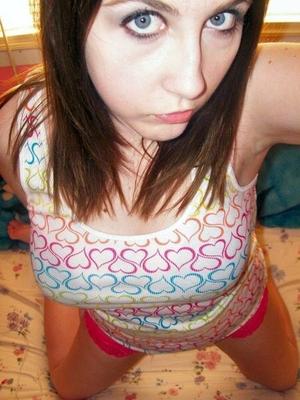 Adolescente gamer com peitos grandes!