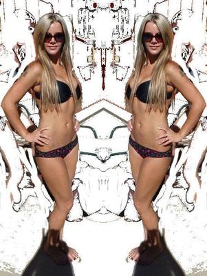 Sarah Kantorova Stripper absolutamente pone el culo en bikini en juego