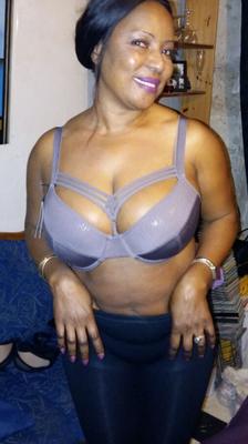 Grandes Mamas Ébano MILF Ndey Posando sem nudez
