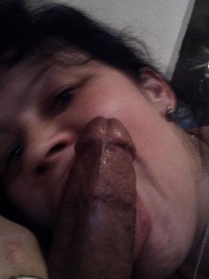 Brune mature et excitée avec un excellent corps