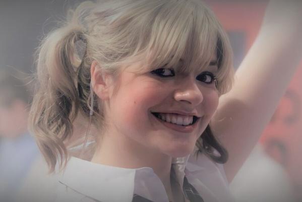 HOLLY WILLOUGHBY SCHOOLGIRL TRIBUTO MELHORADO