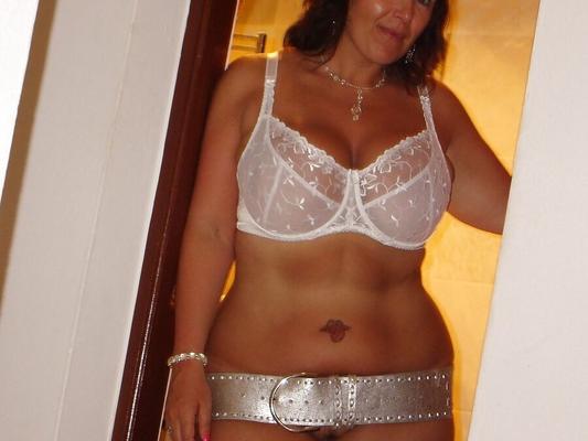 Wunderschöne reife Amateurin mit sexy kurvigem Körper