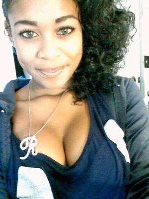 Linda garota negra com cabelo cacheado