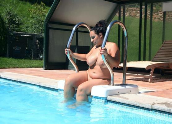 Peituda Gordinha Na Piscina