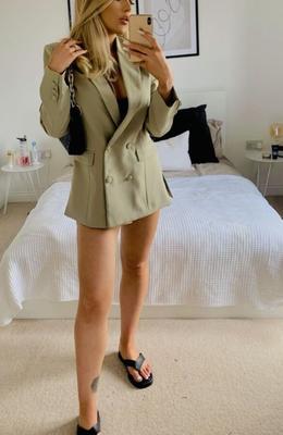 Slag Lauren adora mostrar seus peitos grandes e sua bucetinha perfeita