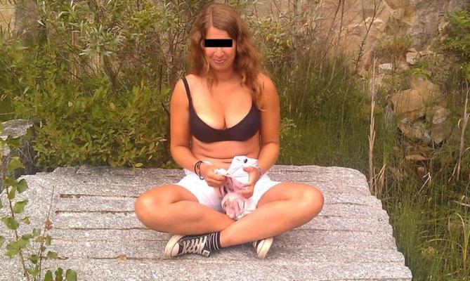 A vagabunda peituda: nua ao ar livre, posando, sendo tocada.