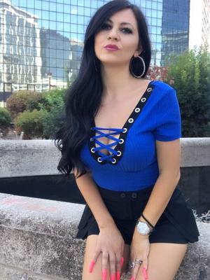 エレナ C 非常に長い爪を持つルーマニアの熟女 P.
