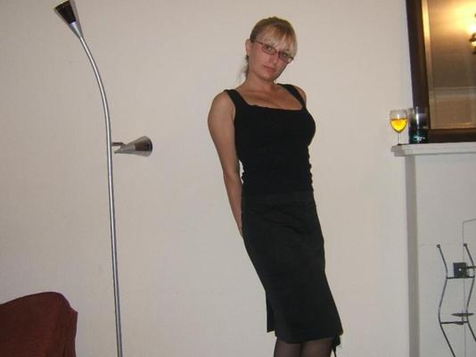 Blondine mit großen Brüsten