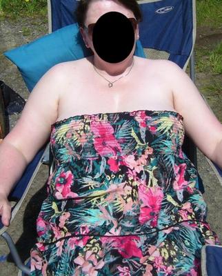 gros seins matures et culottes mouillées en robe d'été