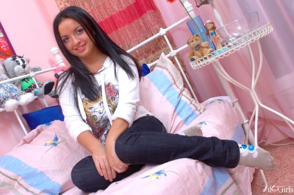 Adolescentes peituda - na cama com LANA