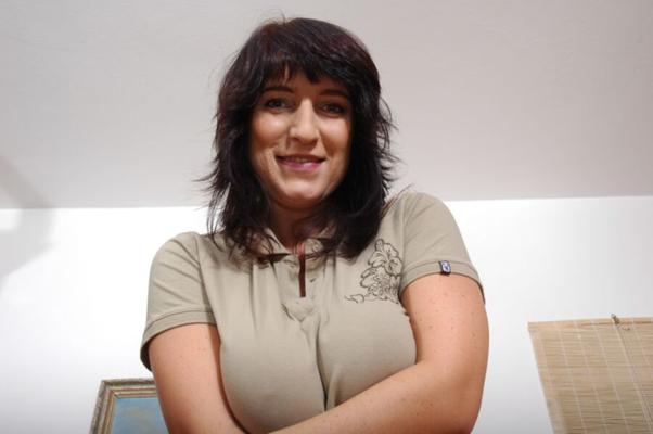 Reny, une MILF aux gros seins