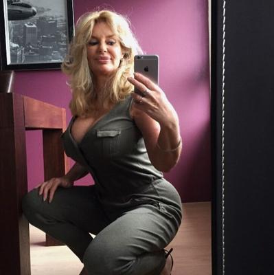 mãe vestida como uma vagabunda