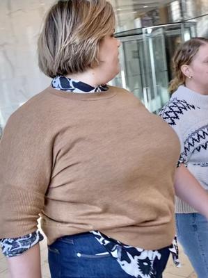 Creeping - Une grande fille de bureau trop grosse pour se cacher