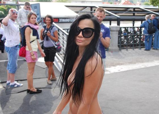 Loretta - nue en public