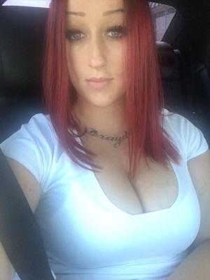 Tash bien roulée aux gros seins