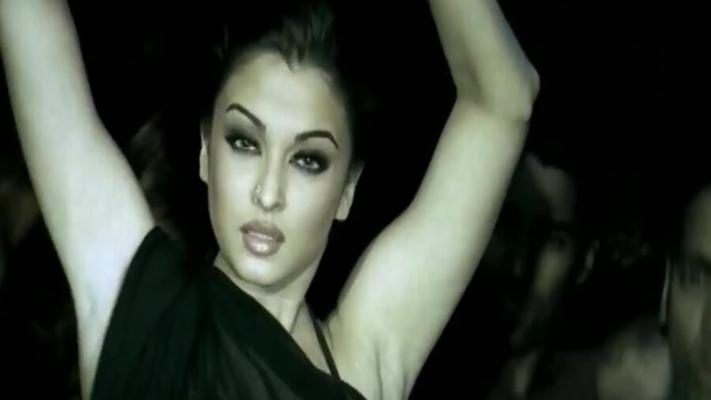 Aishwarya Rai – Heiße indische Berühmtheit im sinnlichen Saree im Film Shabd