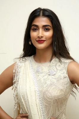 プージャ・ヘグデ - セクシーなインドのボリウッド美女がゴージャスな衣装でポーズ