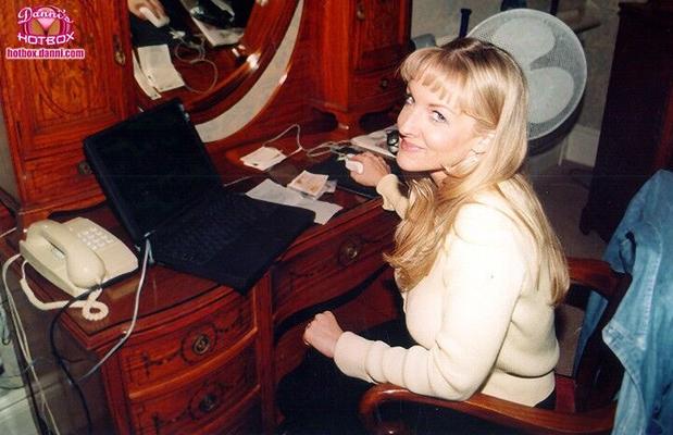Danni Ashe en Cárdigan Limón III