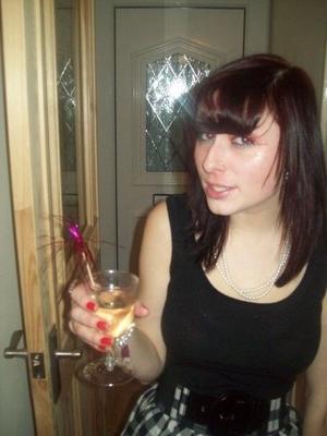 Natasha exhibant ses pieds et ses seins