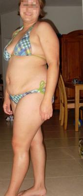 Uma esposa com uma buceta gorda e peluda e peitos gordos e aréolas escuras