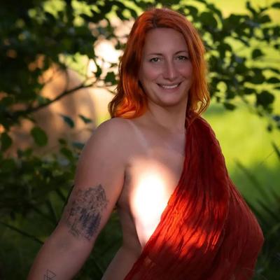 Ruiva Rozalie com peitos grandes