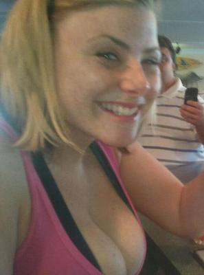 Loira MILF peitos enormes