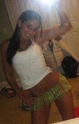 Skinny adolescente morena com belos seios rosados