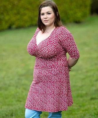DAMES MATURES FIÈRES D'AVOIR DE GROSSES SEINS