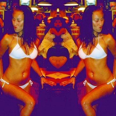 Stephanie Hooters teilt ihren Arsch mit weißem String-Bikini aus
