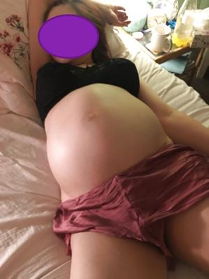 Peitos grandes e barriga de grávida da ninfa