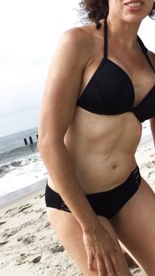 SPERMA AUF MEINEN SEXY BIKINIKÖRPER DER GRIECHISCHEN MILF-FRAU
